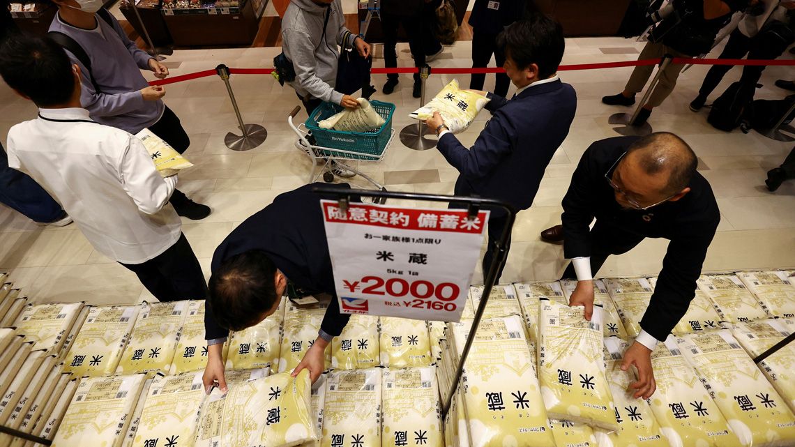 店頭販売された備蓄米を購入する人々