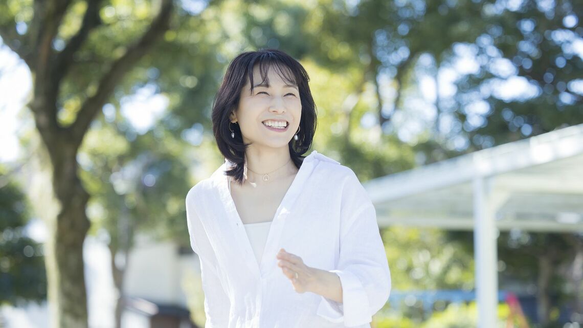 散歩するミドル女性