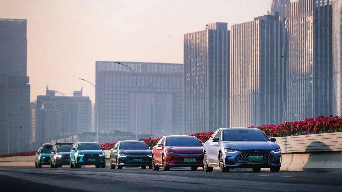EVとPHVの急速な普及は、中国政府に道路財源不足という難題をもたらした。写真はEV･PHV大手のBYDが開催したイベントで湖北省武漢市内を走行する車両（同社ウェブサイトより）