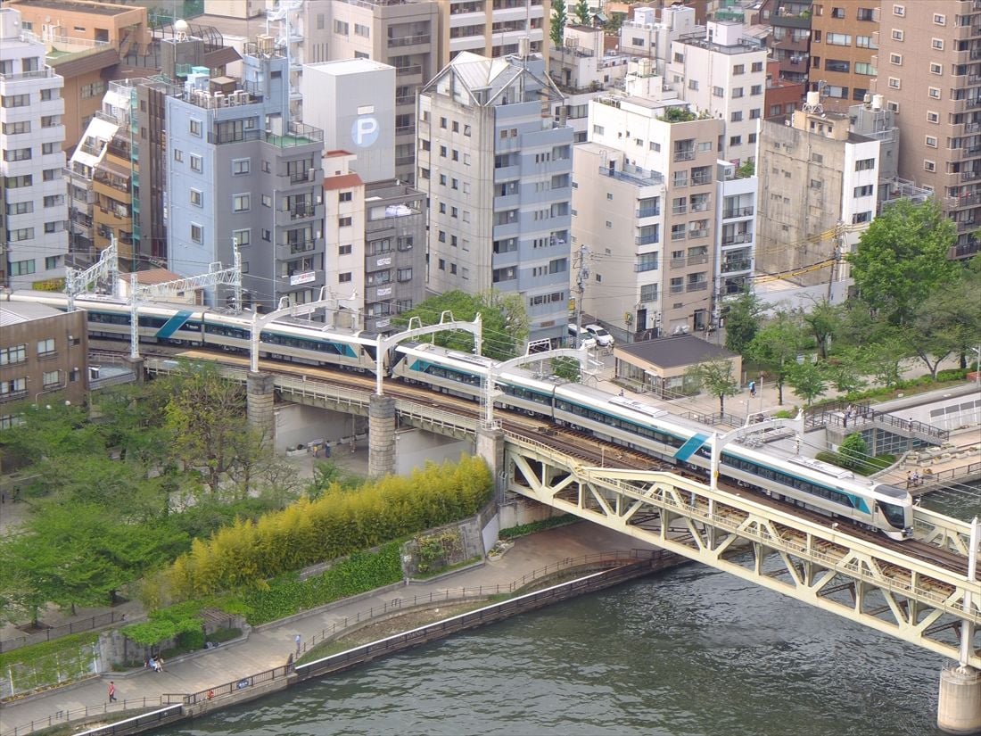 隅田川橋梁を渡る「リバティ」（撮影：南正時）