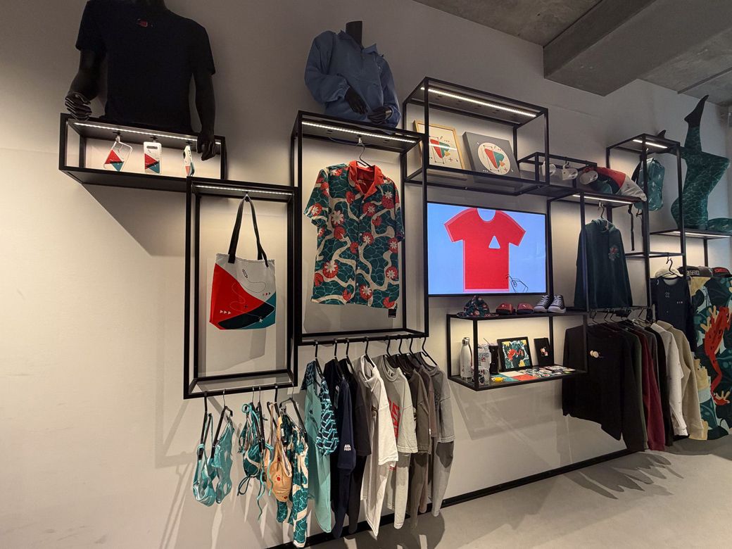 Tシャツや水着、縫製まで1枚からオンデマンドで製作する（筆者撮影）