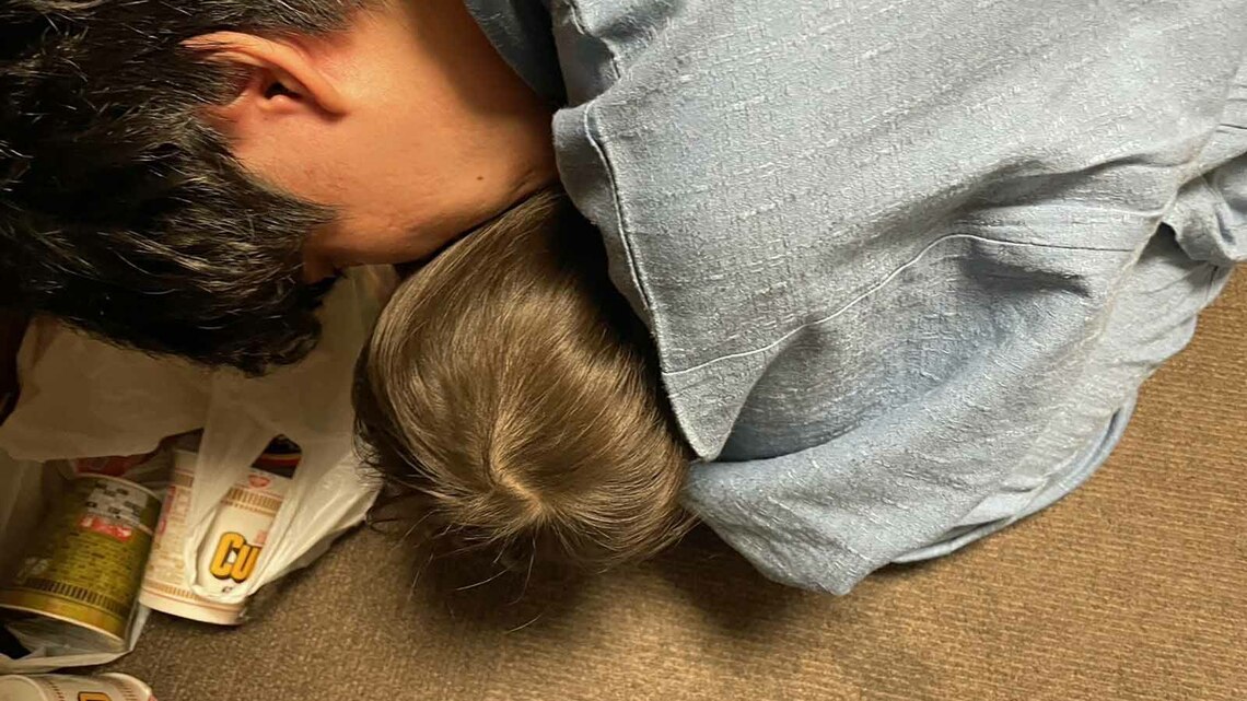 1月2日、ホテルで余震に遭い、娘の上に覆いかぶさり机の下へ隠れる記者（写真：記者提供）