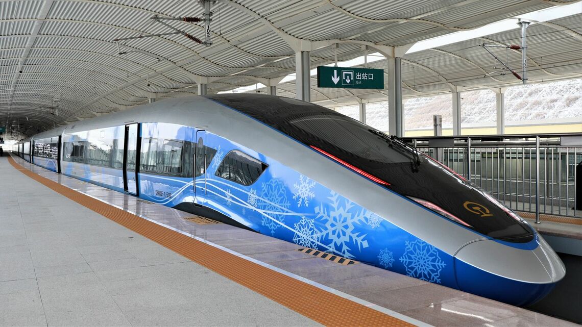 北京中心部と競技会場のある地点を結ぶ高速鉄道「京張都市間鉄道」のCR400BF-C型（写真：時事）