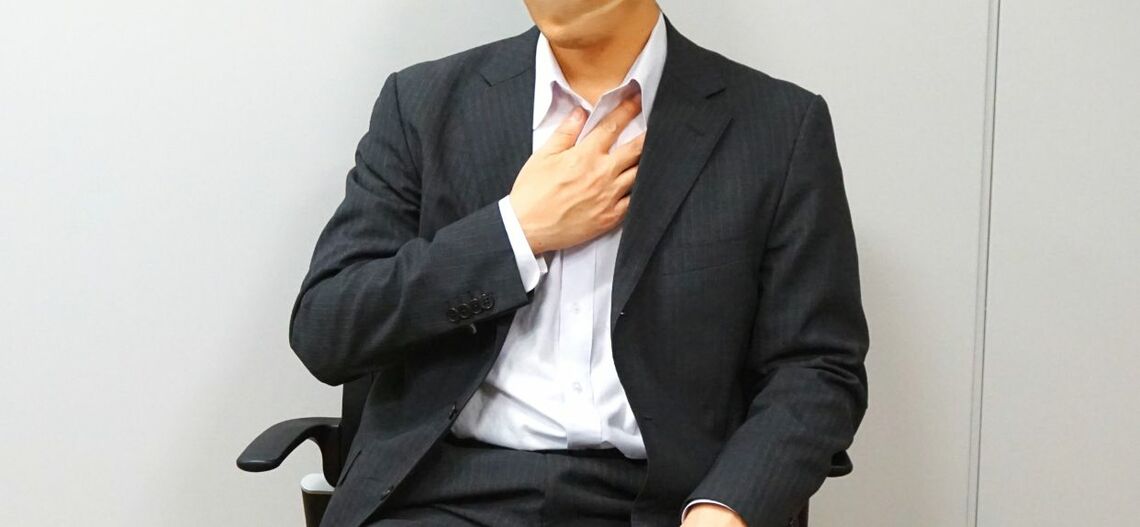 マニピュレーターの例。喉元や胸元をさするなど。ⓒ（株）空気を読むを科学する研究所