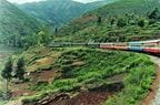雲南省の山間部を走る昆河線の車窓風景