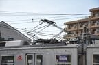 パンタグラフはひし形。3両中2両に搭載している