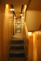 「サンライズ」285系の階段部分