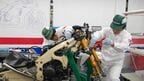 バイク製作歴20年以上のベテランが作業する