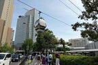 ゴンドラは歩道のすぐ上を行く