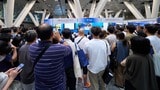 9月にSBI証券が開催した「資産運用フェス」のブースにて。会場内は新NISAや個別の投信を熱心に聞く人でいっぱいだった（写真：SBI証券）