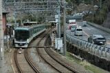 大谷駅に到着するびわ湖浜大津行き（記者撮影）