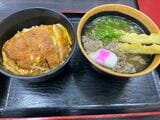 資さんうどんの2大人気メニュー、「ミニ肉ごぼ天うどん」と「ミニカツとじどん」のセット（写真：筆者撮影）