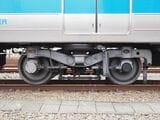 2000形は小田急で初めて「ボルスタレス台車」を採用した。写真はモーターなしの台車（記者撮影）