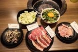 牛・豚・鳥・野菜・ご飯の焼肉フルコースが完成（写真：筆者撮影）