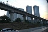 メイカルタの高層アパートメント群と高速鉄道の高架（筆者撮影）