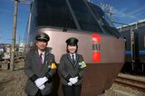 指導主任の関口隆さん（左）と運転士の松井咲也香さん（記者撮影）