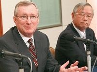 日本板硝子、小が大をのむ買収の行方、外国人社長を「監視」《新しい経営の形》