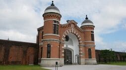 ｢元独居房をぶち抜いたスイート｣1泊14.7万円は悪趣味か…｢耐震工事だけで60億円｣星のや奈良監獄が"高くない"理由 