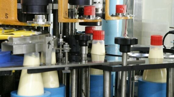 マヨネーズの生産過程（写真：キユーピー株式会社提供）