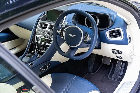 DB11のインテリア