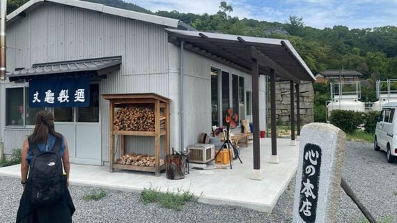 白とグレーが基調の「心の本店」外観
