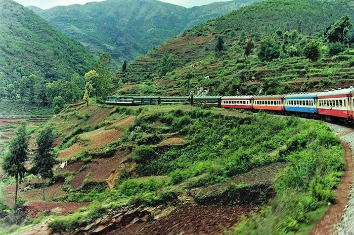 雲南省の山間部を走る昆河線の車窓風景