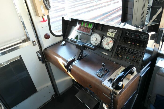 8000系の運転台