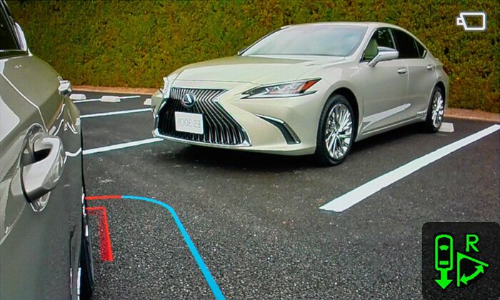 右左折時、後退時などは表示エリアを拡大