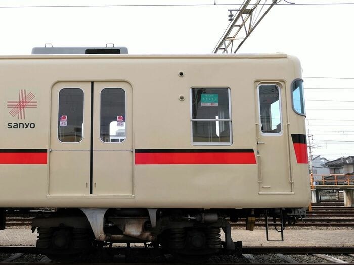 先頭車の運転席がないほうの側面