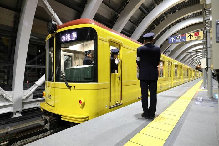 新ホームを発車する1番列車