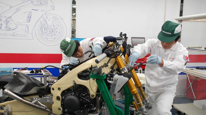 バイク製作歴20年以上のベテランが作業する