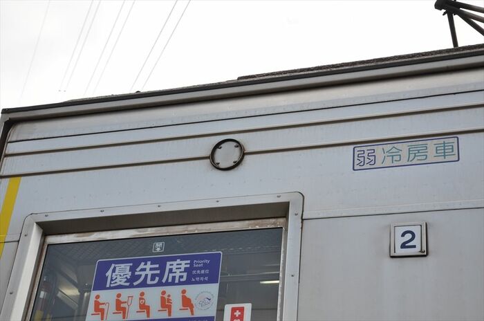 丸い穴は緑色の「ブレーキ不緩解表示灯」があった跡だ