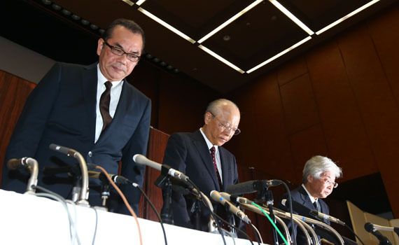 幹部3人は深々と頭を下げた