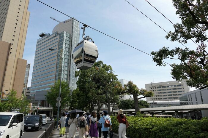 ゴンドラは歩道のすぐ上を行く