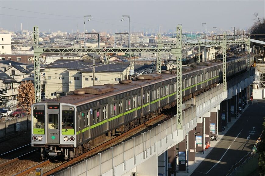 相模原線を走る都営地下鉄新宿線の10-000形（撮影：南正時）