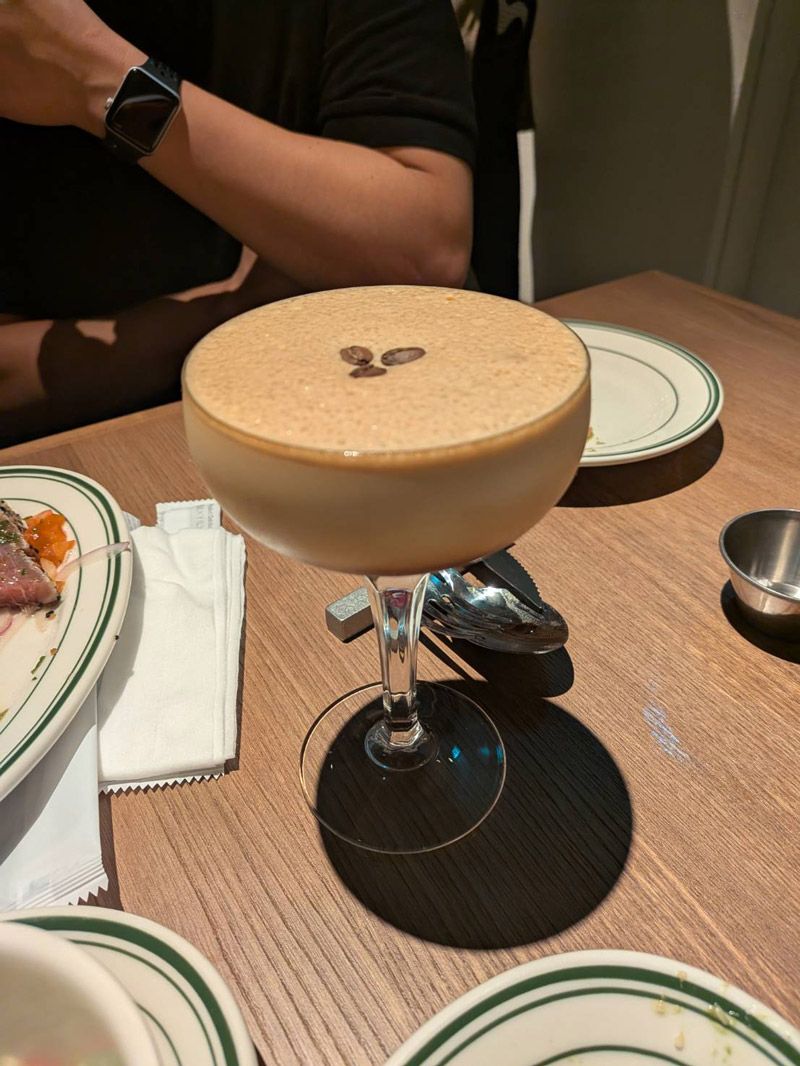 ハワイアンカクテルなどアルコールメニューも充実（写真：筆者撮影）