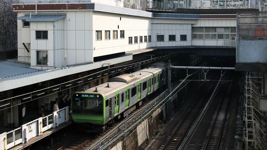 切り通しの中にある山手線目黒駅ホーム。所在地は目黒区ではなく品川区（筆者撮影）
