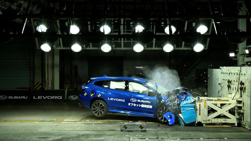 スバルが公開したオフセット衝突試験の様子（写真：SUBARU）