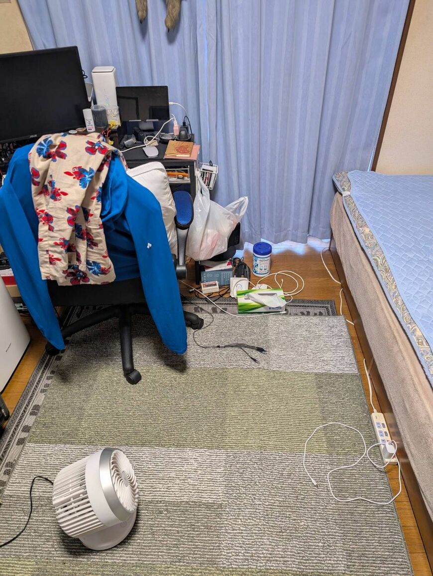 子供の頃から使う6畳ほどの自室で今も生活している（写真：しまだだーよさん提供）