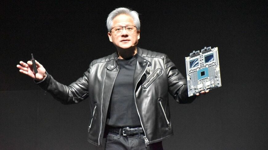 「NVIDIA AI Summit Japan」でプレゼンを行うジェンスン・フアンCEO（記者撮影）