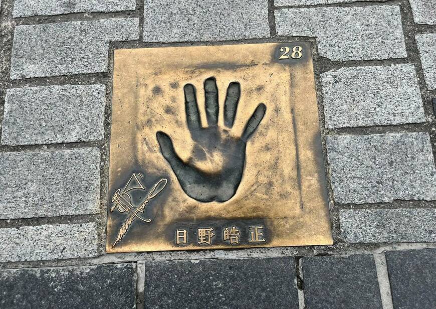 どぶ板通り商店街の路面に配置されたミュージシャンたちの手形（筆者撮影）