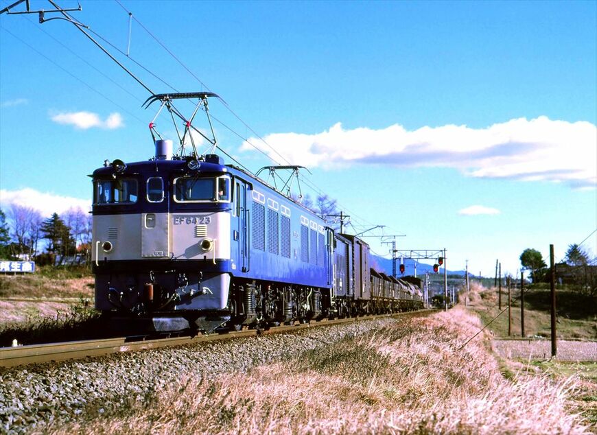 中央東線の小淵沢付近を走るEF64形牽引の貨物列車＝1976年（撮影：南正時）