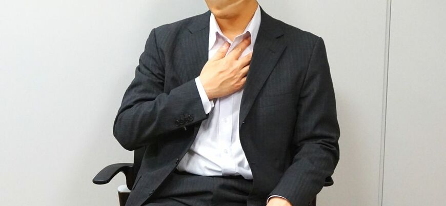 マニピュレーターの例。喉元や胸元をさするなど。ⓒ（株）空気を読むを科学する研究所