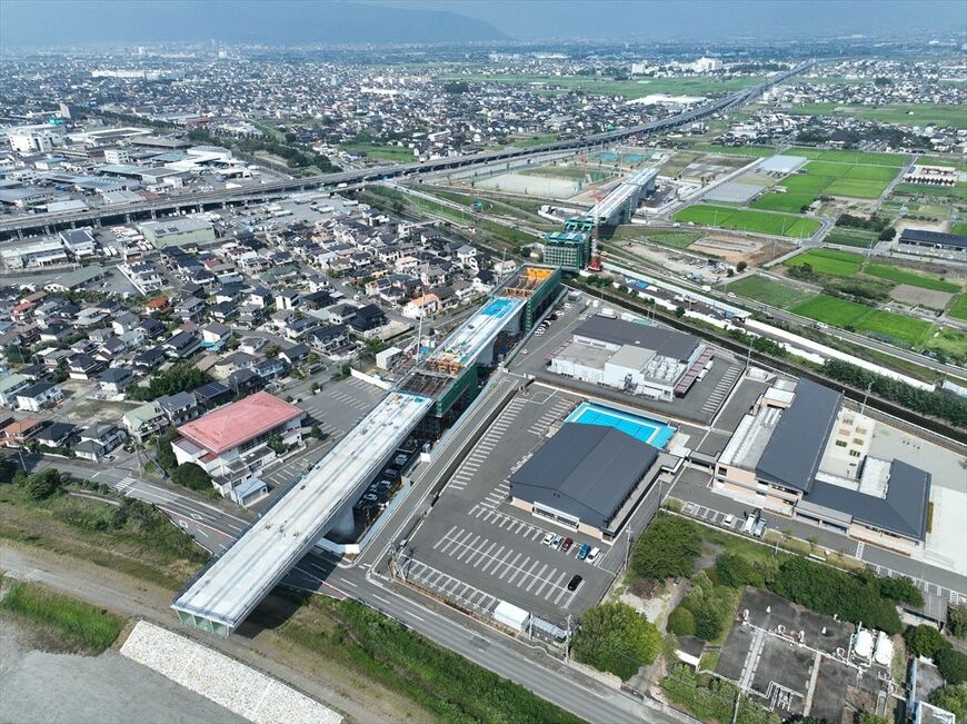 「釜無川橋梁ほか新設工事」の工事現場をドローンで空中から撮影（写真：JR東海）