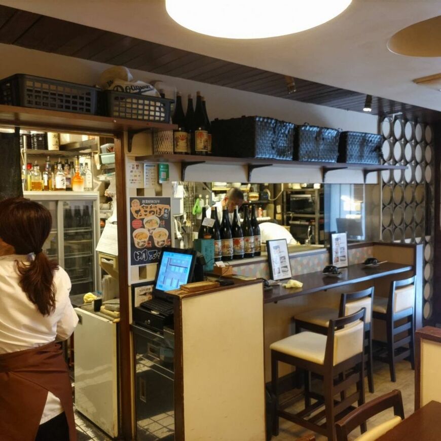 店内の様子。カウンター席もあるため、お一人様も入りやすい（著者撮影）