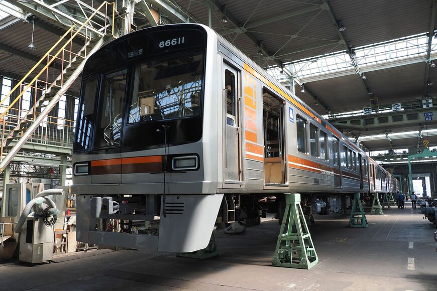 重要部検査を終えた車体が架台上に置かれていた。この後で台車と組み合わされる（撮影：伊原薫）