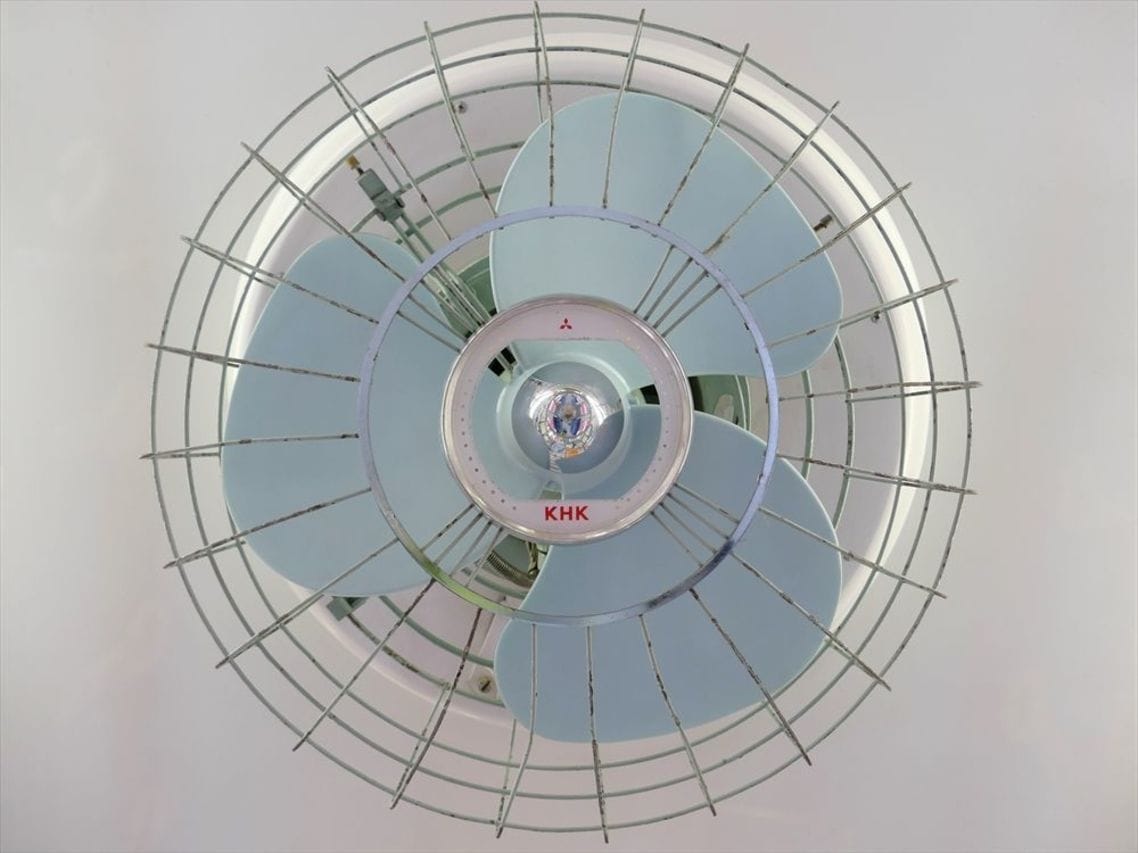 客室天井の扇風機。「KHK」のロゴが入っている