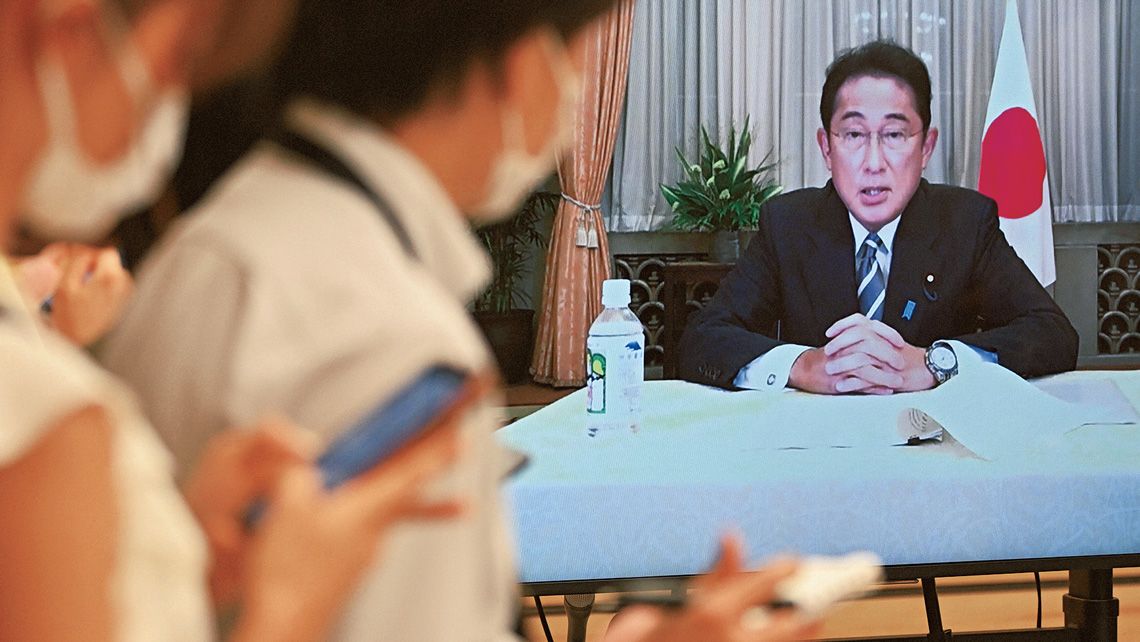 岸田首相と画面越しに取材する記者