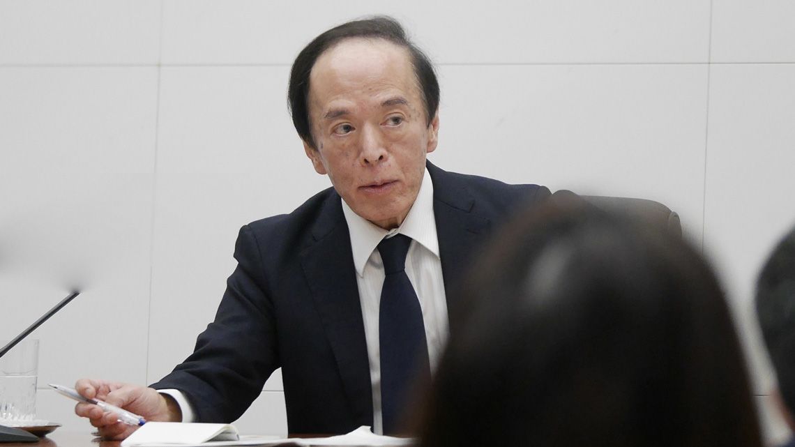 会見する植田日銀総裁