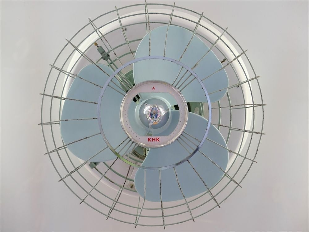 客室天井の扇風機。「KHK」のロゴが入っている記者撮影